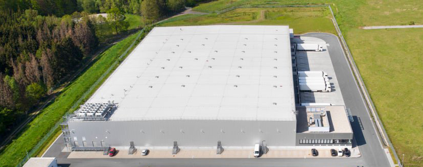 Le revêtement réfléchissant CRISTOBALEX™ Ultrawhite fait des toitures froides une réalité